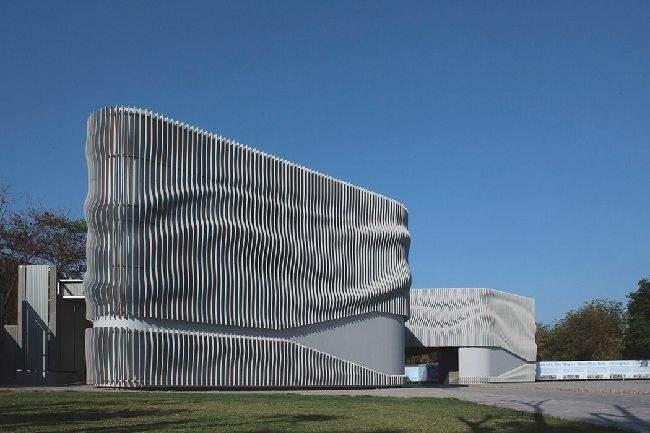 晋江浅谈现代建筑采用网架结构安装的主要优势和应用